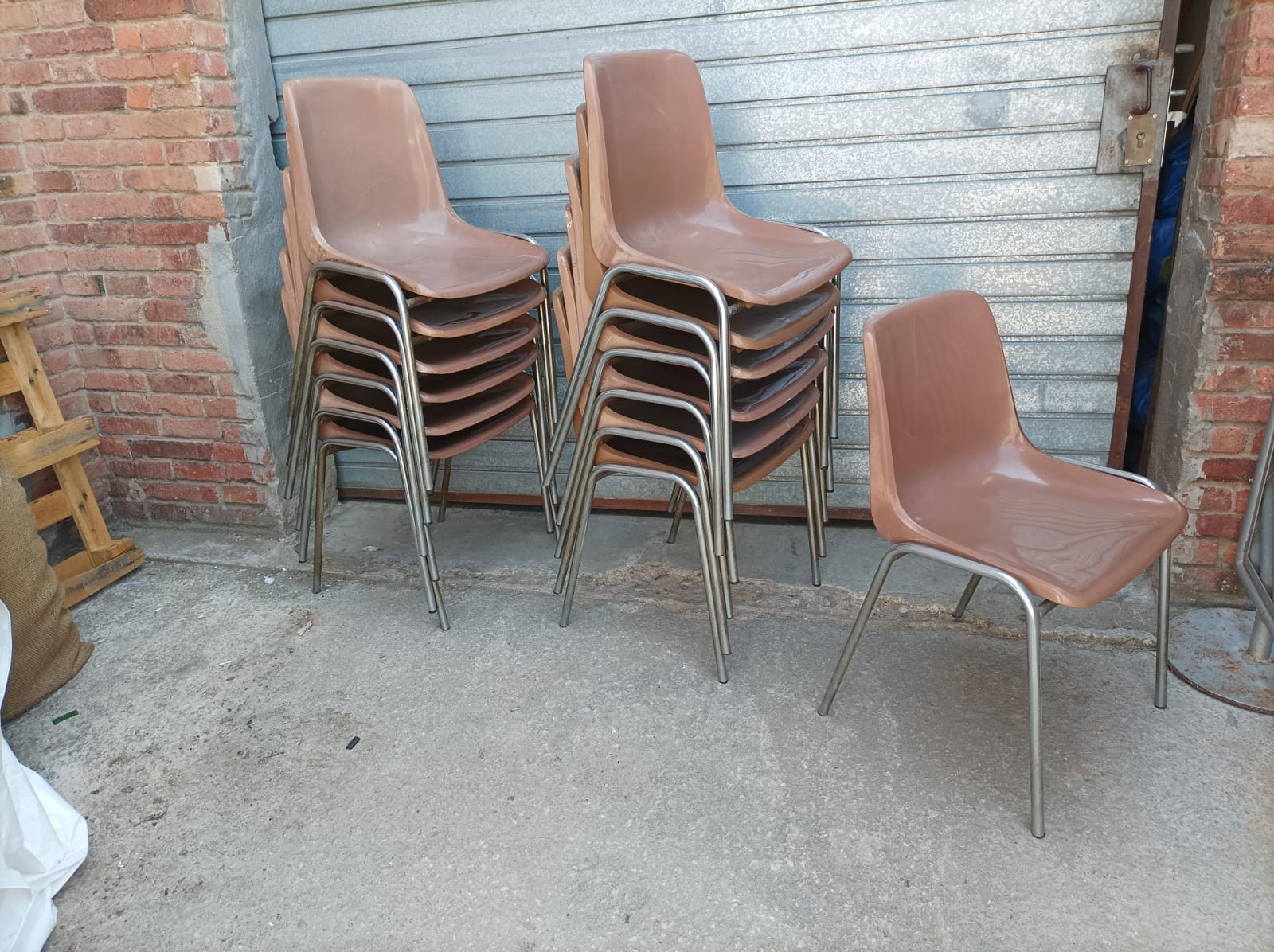 silla plastico apilable marron 46-77.5x50x40 20u